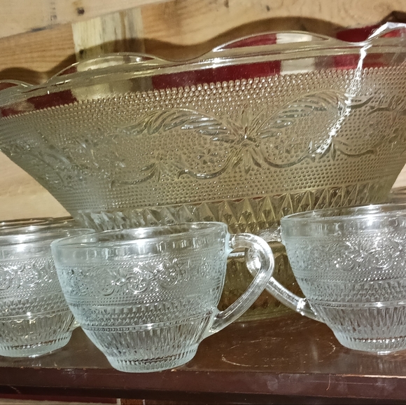 Vintage KIG Malaysia Fluer-de-leis punch bowl set with 13 hooks, 12 cups - Picture 6 of 9